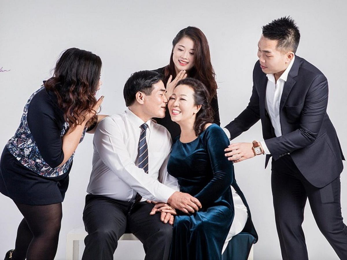 10 cách tạo dáng chụp ảnh gia đình 5 người đẹp, siêu lung linh