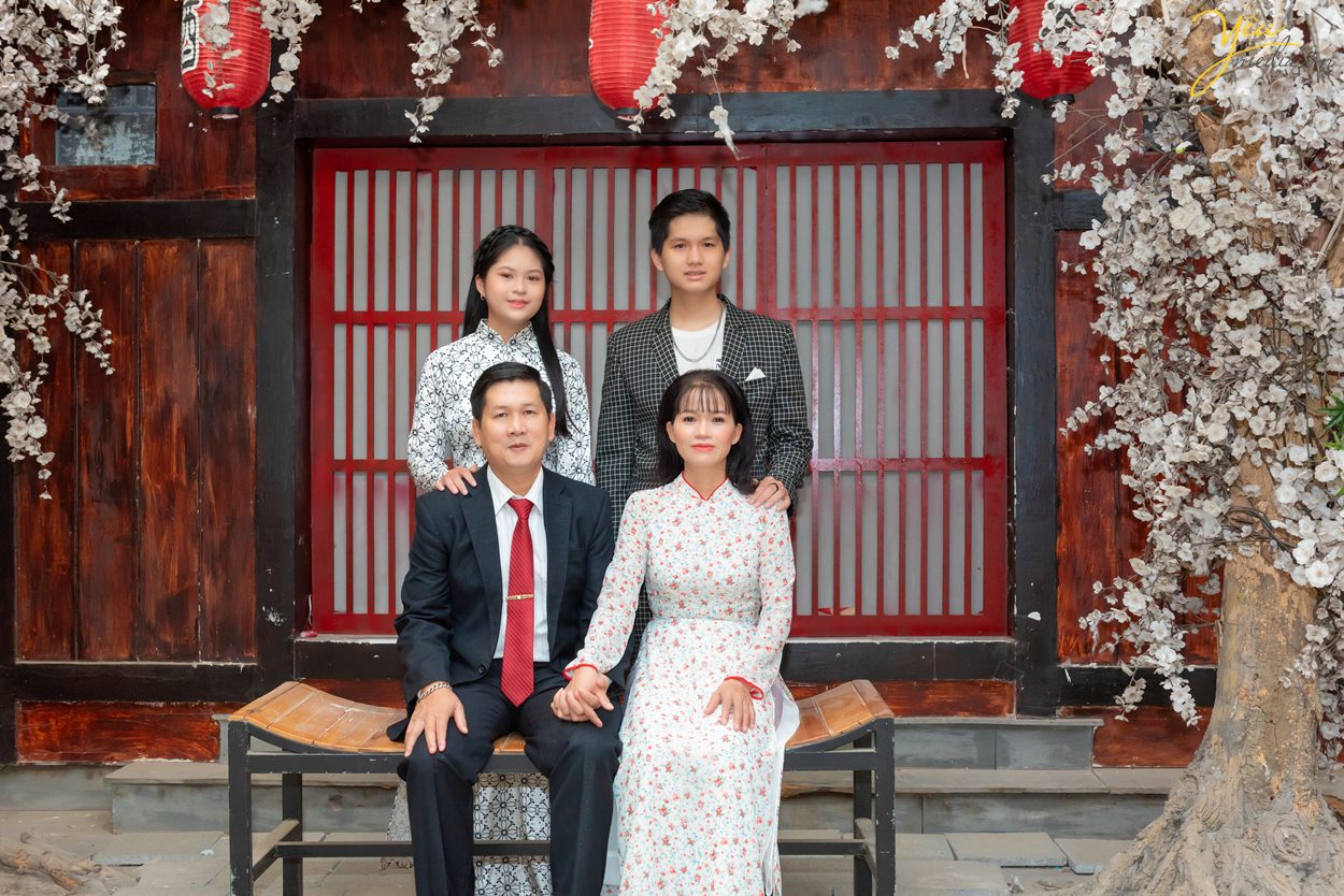 Bộ ảnh ý nghĩa cùng gia đình chụp tại phim trường Rosa Hà Nội: gia đìn